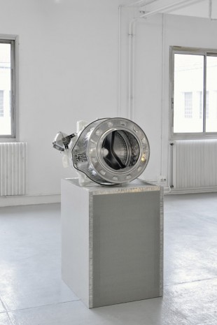 Yngve Holen, Sensitive 6 detergent, 2014, Galerie Chantal Crousel