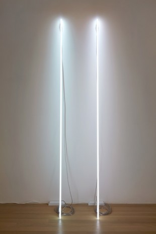 Cerith Wyn Evans, Leaning Horizon (neon 6500 Kelvin, 1.8 m) & Leaning Horizon (neon 5500 Kelvin, 1.8 m), 2015, Galerie Buchholz